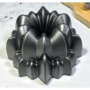 Wilton Dimensions Cascade Bundt Cake Pan Nonstick Heavy Cast Aluminum 10 Cup